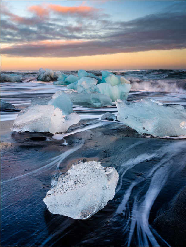 Póster Bloques de hielo en la playa de Jökulsárlón al atardecer