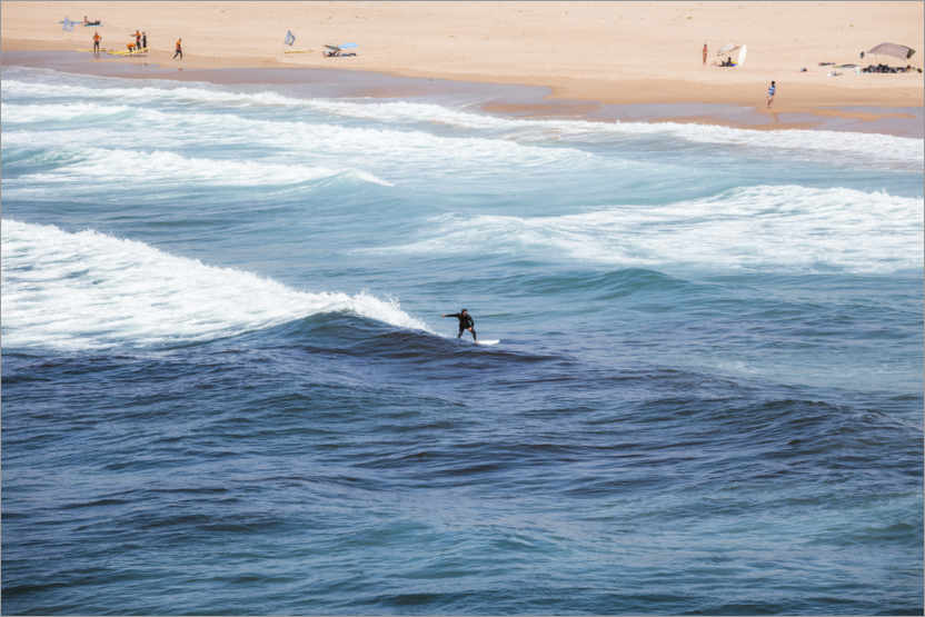 Póster Persona que practica surf en el océano, Portugal