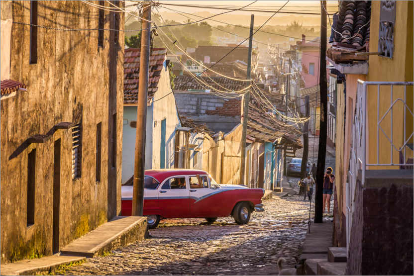 Póster Coche clásico en Trinidad, Cuba al atardecer