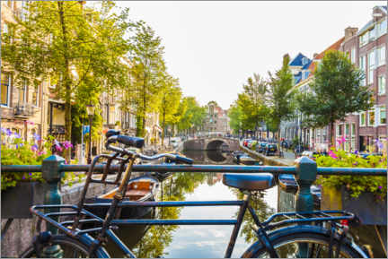 Póster Bicicleta en un canal en Amsterdam