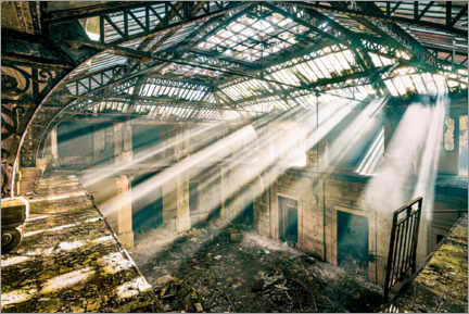 Póster Rayos de sol iluminando el atrio de la oficina abandonada