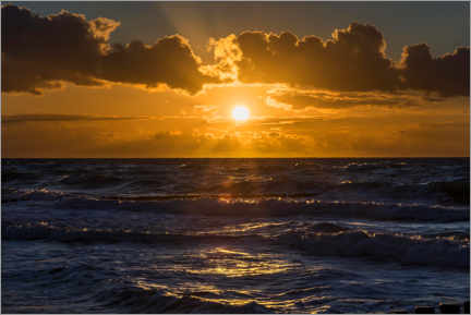 Póster Puesta de sol sobre el ondulado Mar Báltico