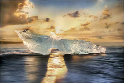 Lienzo  Iceberg brillante en la isla de Islandia en la luz del sol - Mandfred Voss