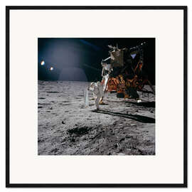 Impresión de arte enmarcada  Apollo 11 caminando sobre la Luna - NASA