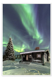 Póster  The Northern Lights (Aurora borealis) frame the wooden hut in the snowy woods, Pallas, Yllastunturi - Roberto Sysa Moiola